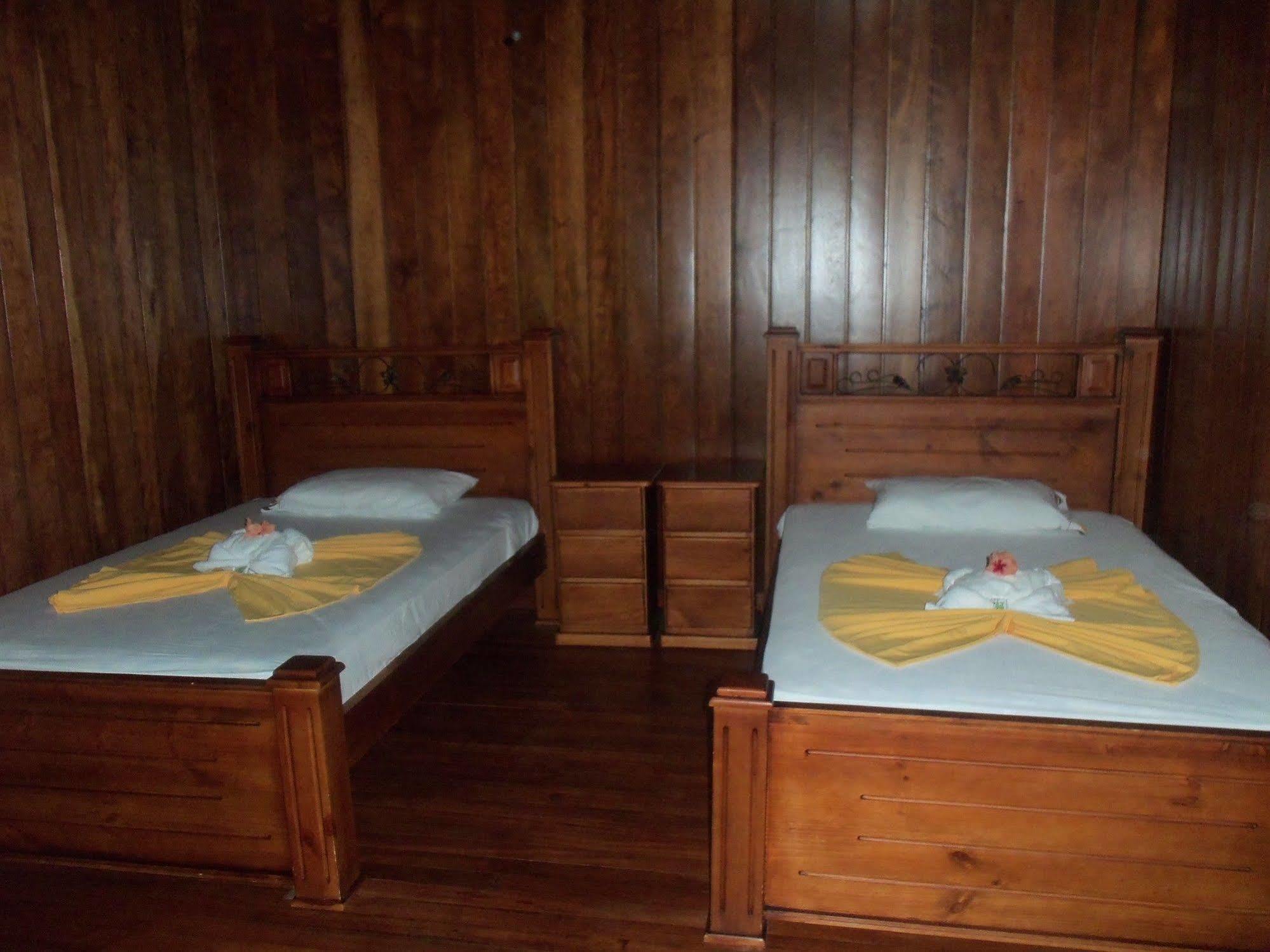 Miss Junies Lodge Тортугеро Экстерьер фото